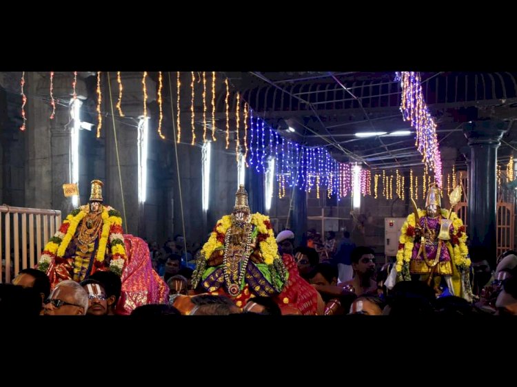 வைகுந்த ஏகாதசி பகல்பத்து 10ம் நாள் திருவிழா – நம்பெருமாள் ரத்தின கிளி, தலையில் நாகாபரணம், பவளமாலை உள்ளிட்ட ஆபரணங்கள் அணிந்து மோகினி அலங்காரத்தில் பக்தர்களுக்கு சேவை